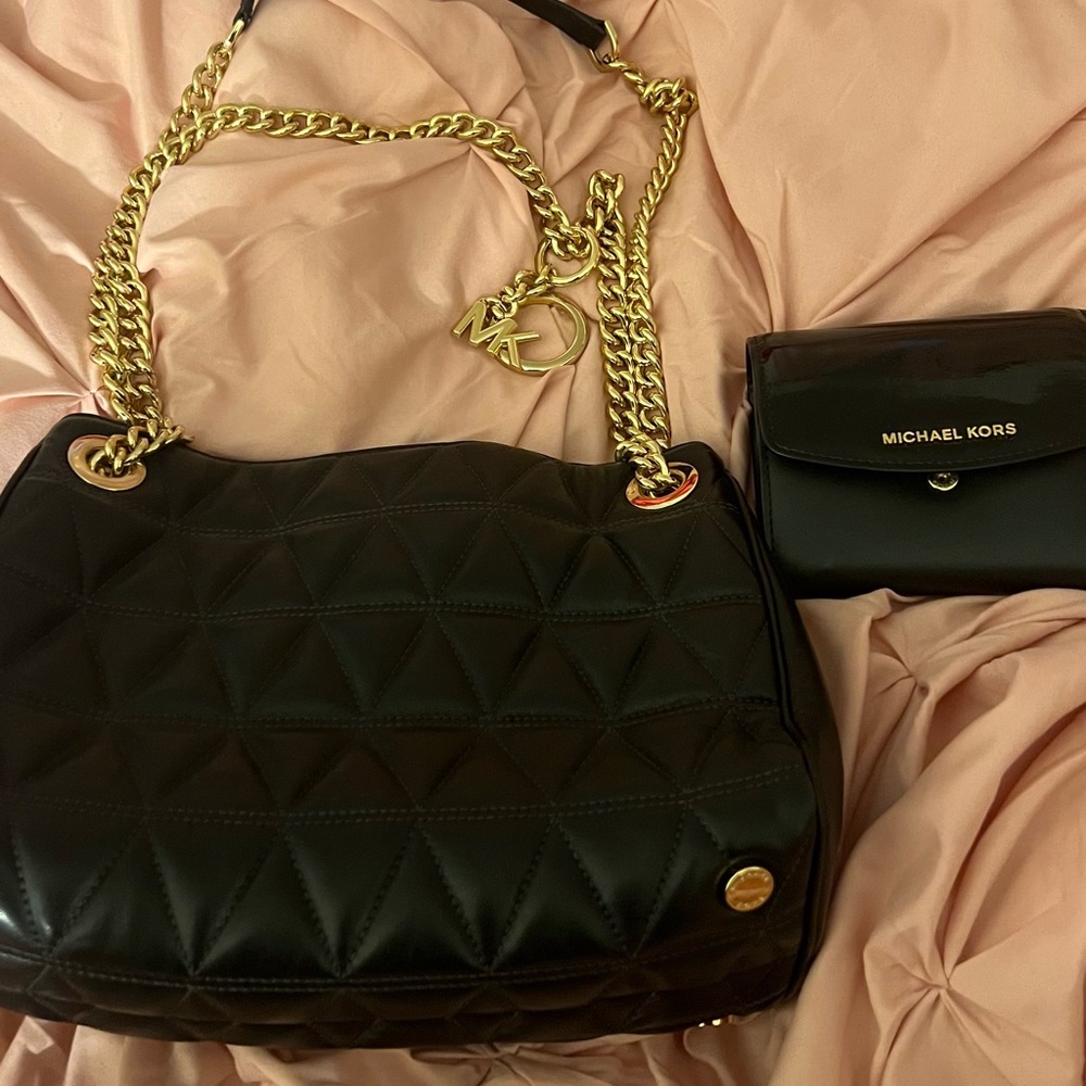 Purses nice in excellent condition. Selling together purse and wallet